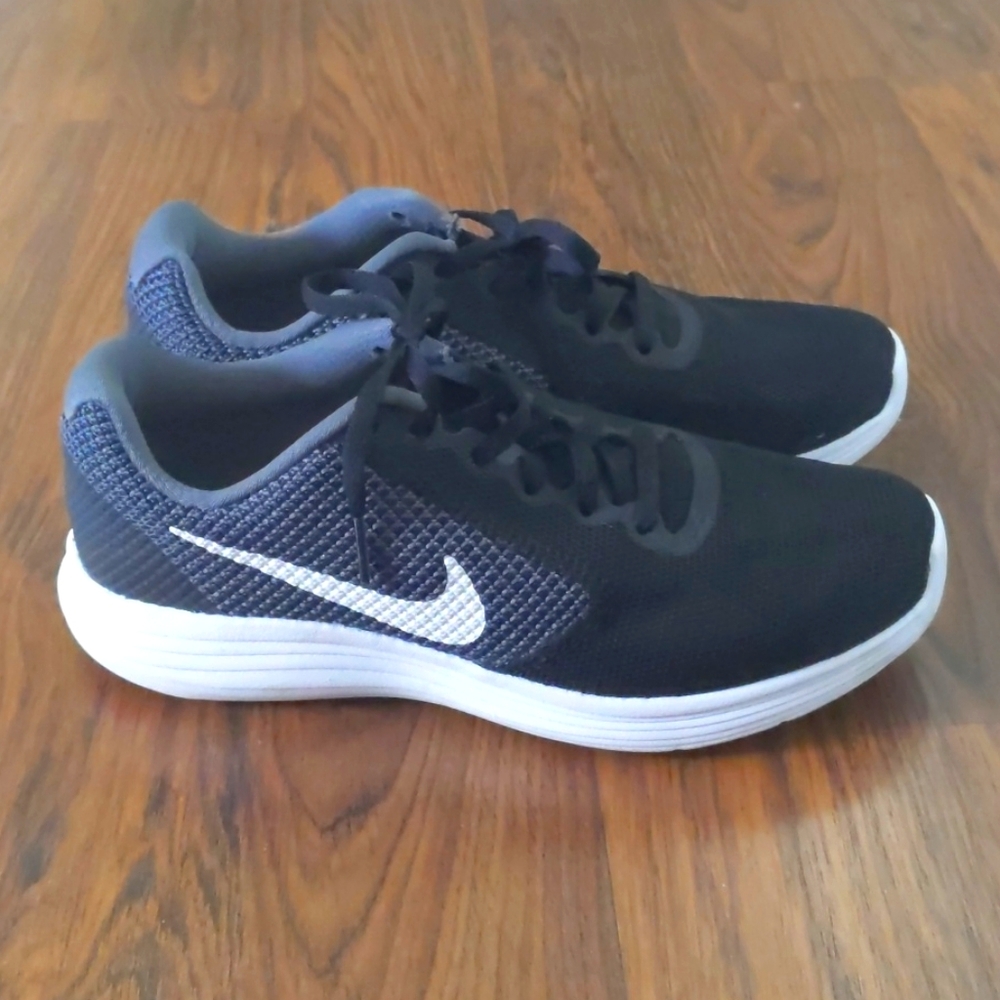 Nike Revolution 8